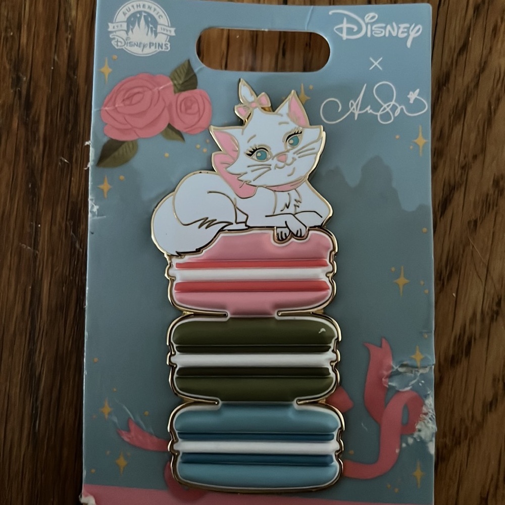 Disney Marie Macaroon Pin NWT - Picture 2 of 3